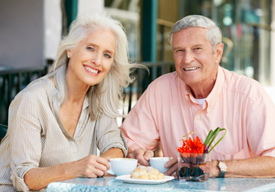 Lächelndes Senioren Paar in einem Café