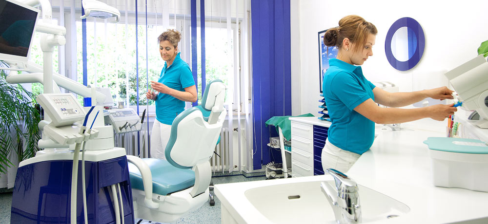 Zahnarzthelferinnnen bereiten den Behandlungsraum vor